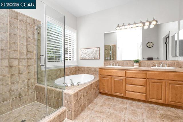 2560 Risebridge Ct, Brentwood CA: https://media.crmls.org/mediaz/cd811c45-199b-4264-be64-9444a5cacaa3.jpg