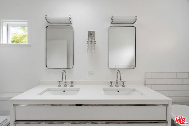 729 Superba Avenue, Venice CA: https://media.crmls.org/mediaz/cd812b08-77ce-4a7e-bda0-01df921dbd36.jpg