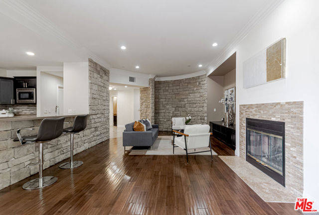 4848 Wilshire Boulevard, Los Angeles CA: https://media.crmls.org/mediaz/cd813895-f2f1-410c-85f4-3a28c10eadc0.jpg