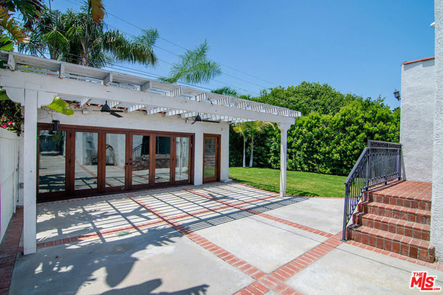 133 N Alta Vista Boulevard, Los Angeles CA: https://media.crmls.org/mediaz/cd81e46f-a54f-4d52-9f51-566258521256.jpg
