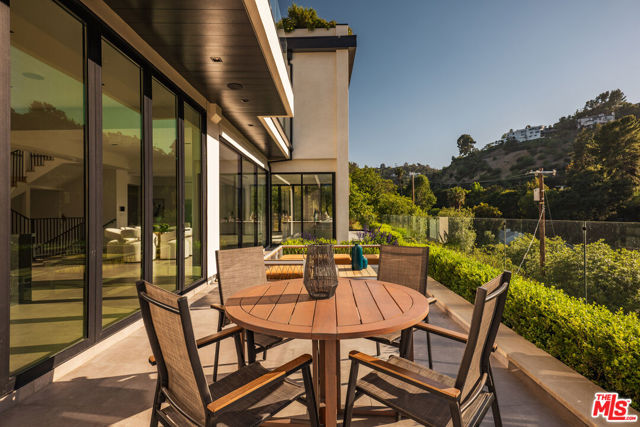 3920 Knobhill Drive, Sherman Oaks CA: https://media.crmls.org/mediaz/cd827fed-2eca-46c2-babb-dd40aab57b31.jpg