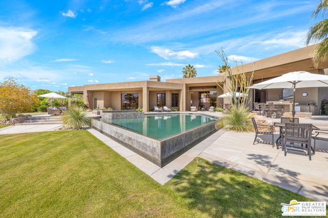 4 Paradise Cove Court, Rancho Mirage CA: https://media.crmls.org/mediaz/cd82acd5-7c5f-4755-88de-e095e679b903.jpg