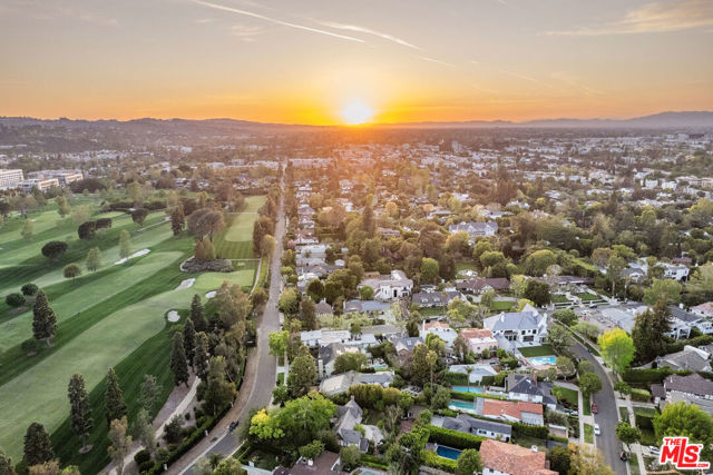 10155 Valley Spring Lane, Toluca Lake CA: https://media.crmls.org/mediaz/cd83bd26-0305-4b4c-83e8-99bdc6096e4b.jpg