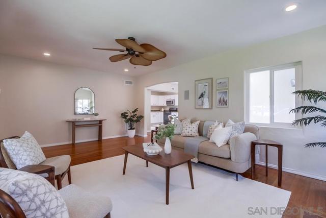 309 11 E Ave, Coronado CA: https://media.crmls.org/mediaz/cd84895c-6d44-4139-8dfa-824f4c1bf90b.jpg