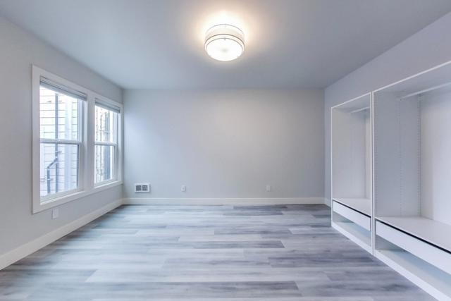 811 Oak Street, San Francisco CA: https://media.crmls.org/mediaz/cd84edab-6226-46fa-a52c-5ca4dbf1e06b.jpg