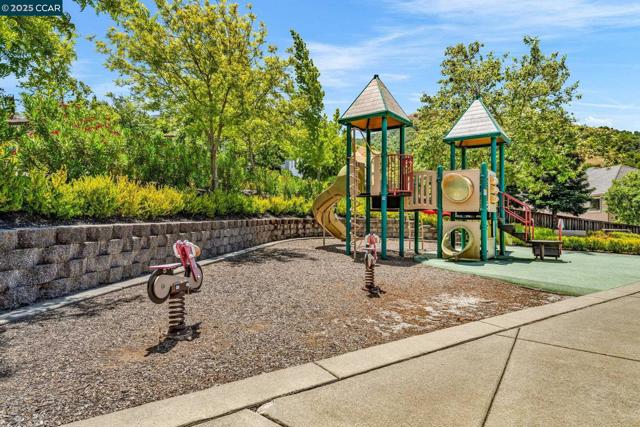 3322 Ashbourne Cir, San Ramon CA: https://media.crmls.org/mediaz/cd8509f9-7fbc-49d3-ba23-bab3ec982a16.jpg