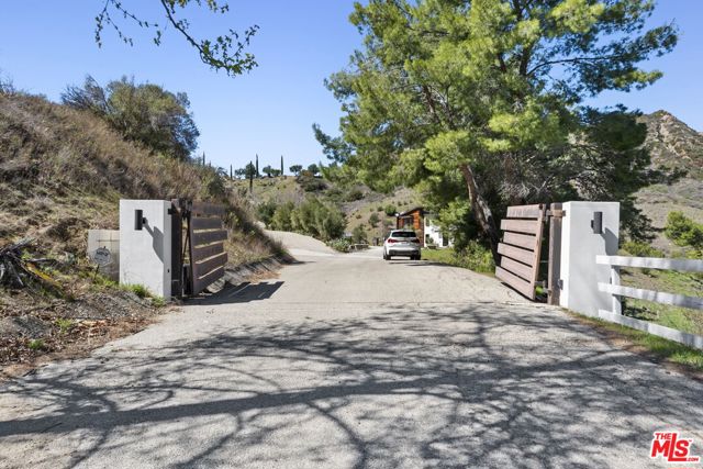 31830 Lobo Canyon, Agoura Hills CA: https://media.crmls.org/mediaz/cd852e5c-42f2-4e09-9e00-975e1ba50094.jpg