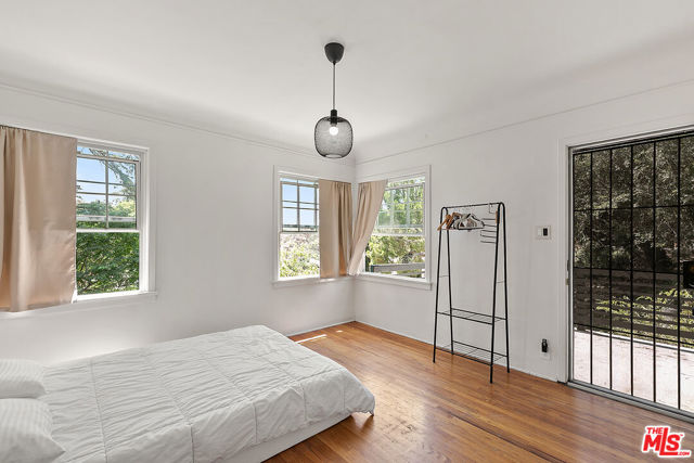 11320 Alethea Drive, Sunland CA: https://media.crmls.org/mediaz/cd86d1bb-3775-442e-94e9-a6bd3ffee90e.jpg