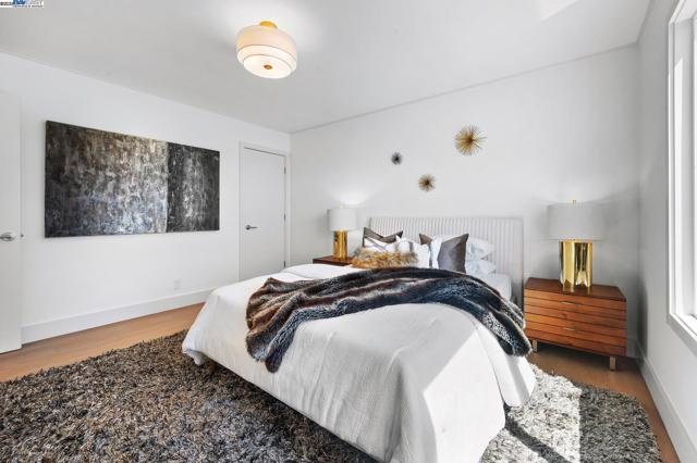 282 Bright St, San Francisco CA: https://media.crmls.org/mediaz/cd88f804-2af9-48fa-a315-37d950e72f67.jpg