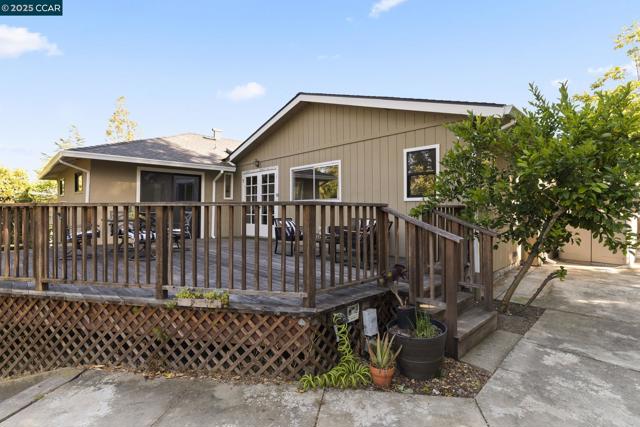 3348 Betty Ln, Lafayette CA: https://media.crmls.org/mediaz/cd892e95-d4a4-422f-bf27-2af0c9a4d6c8.jpg