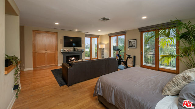 4115 Roma Court, Marina del Rey CA: https://media.crmls.org/mediaz/cd8953f3-4ea8-412a-a64f-c83f97bfa92c.jpg