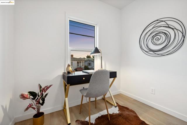 904 41st St, Oakland CA: https://media.crmls.org/mediaz/cd897fd3-4600-4bd1-b3c5-517113cf9c59.jpg