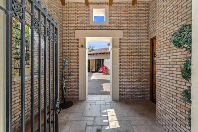 31 Hillcrest Drive, Rancho Mirage CA: https://media.crmls.org/mediaz/cd8ad5a0-edc1-4163-ac2f-23129ebb43e4.jpg