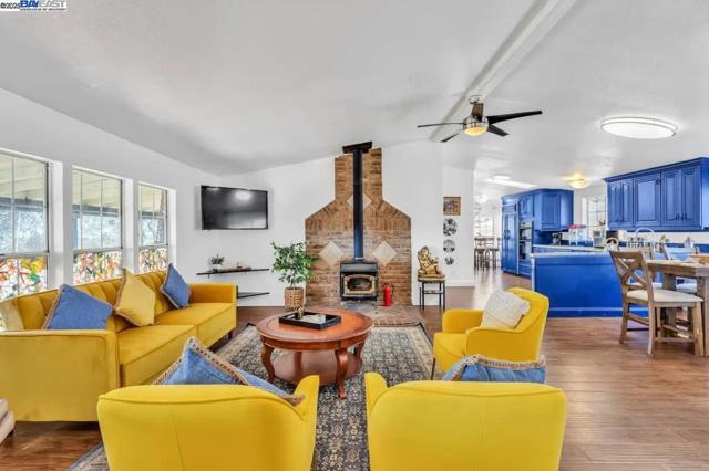 1170 Graceland Pl,  CA: https://media.crmls.org/mediaz/cd8bae15-f7e8-410e-8c2d-43c5d1245030.jpg