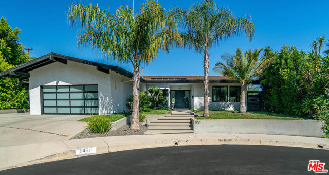 3001 Dona Nenita Place, Studio City CA: https://media.crmls.org/mediaz/cd8bf75a-6868-4e0f-be81-10a3454e81b7.jpg