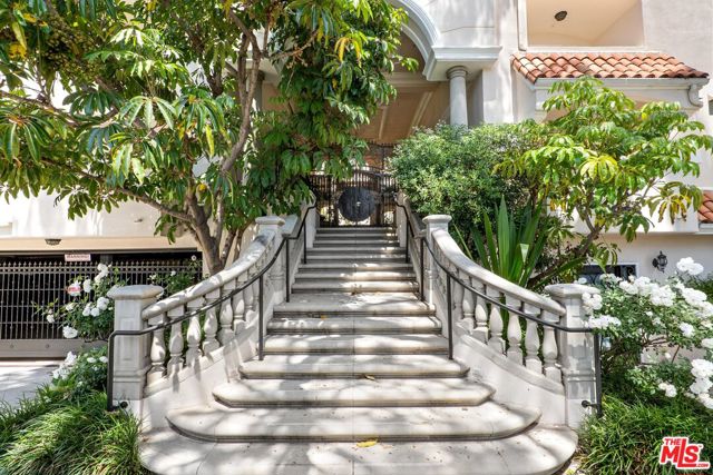 1948 Malcolm Avenue, Los Angeles CA: https://media.crmls.org/mediaz/cd8c81fa-21ff-4999-b07a-a30eb9044e08.jpg