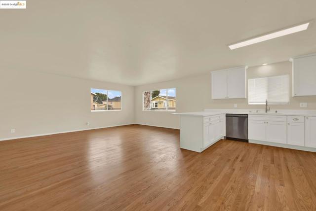 2524 Parker Ave, Oakland CA: https://media.crmls.org/mediaz/cd8caddb-af4c-4ab9-b252-a3f59d02c5e9.jpg