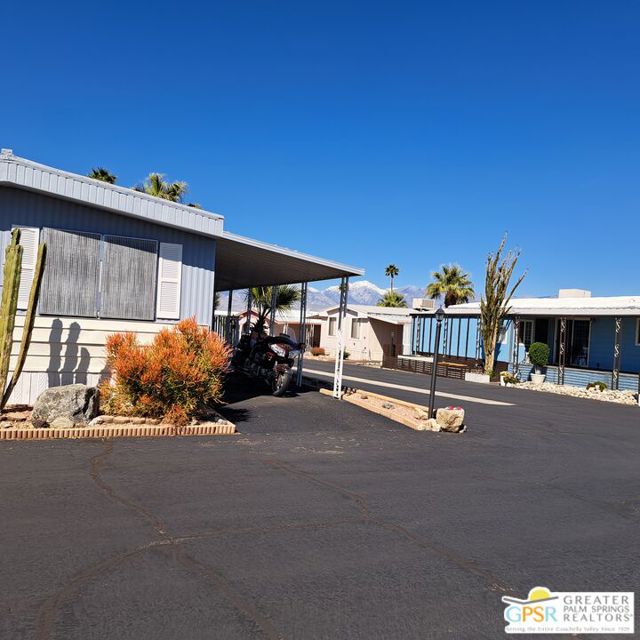 18555 Roberts Road, Desert Hot Springs CA: https://media.crmls.org/mediaz/cd8cce26-d068-4867-8318-266daa487a35.jpg