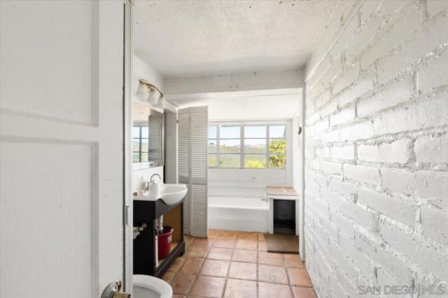 31659 61 Rocking Horse Rd, Escondido CA: https://media.crmls.org/mediaz/cd8e2440-0432-4691-9768-7d42caddaa6c.jpg