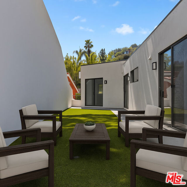 2646 Rinconia Drive, Los Angeles CA: https://media.crmls.org/mediaz/cd8e7a04-b0a0-4655-89c2-9f38c8ff75b7.jpg