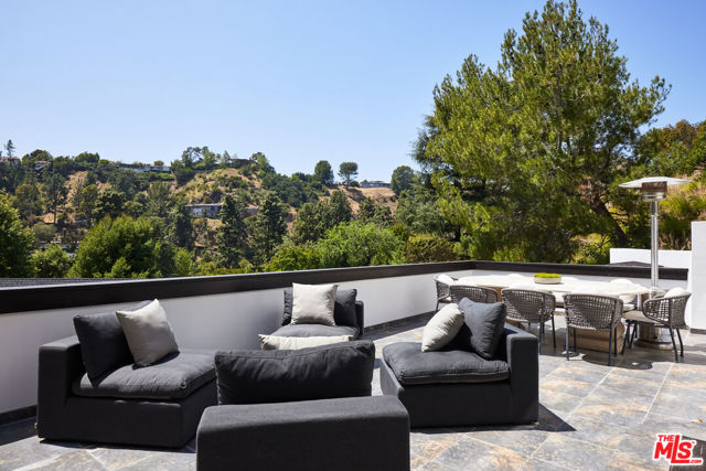 1642 Lindacrest Drive, Beverly Hills CA: https://media.crmls.org/mediaz/cd8ec58f-28cb-4192-894c-57e81cfb2ce7.jpg