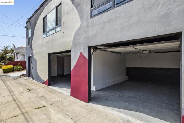 904 41st St, Oakland CA: https://media.crmls.org/mediaz/cd901042-46f0-45f5-9892-8b023c657b00.jpg