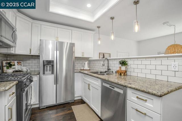 2006 Rainier Drive, Martinez CA: https://media.crmls.org/mediaz/cd905070-364f-45f2-8eb9-e7b73e21b6f7.jpg