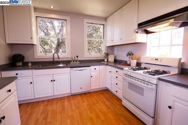 828 Everett Ave, Oakland CA: https://media.crmls.org/mediaz/cd90cd0a-dc86-42c0-8da8-a1a9499c5502.jpg