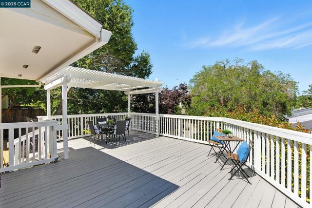 1725 Spyglass Ln, Moraga CA: https://media.crmls.org/mediaz/cd914229-3ef1-46ad-9a3b-c4482e41eaab.jpg
