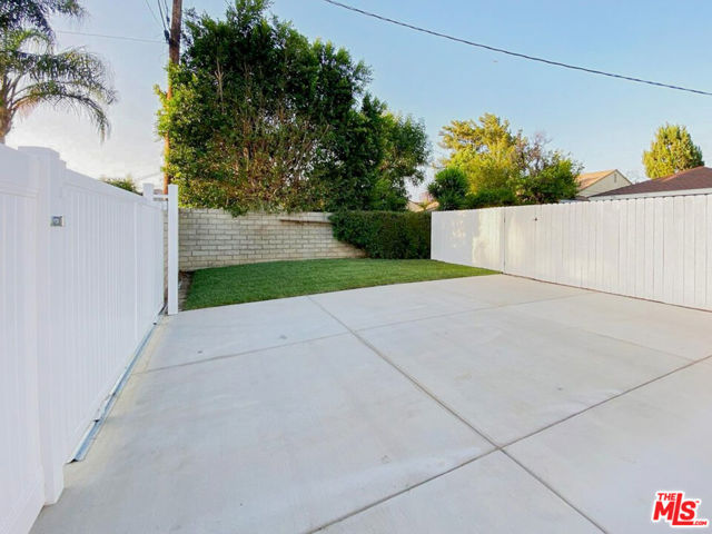 9009 Monogram Ave, Northridge CA: https://media.crmls.org/mediaz/cd91dd3a-74cd-4cca-a088-0a2a3726e93c.jpg
