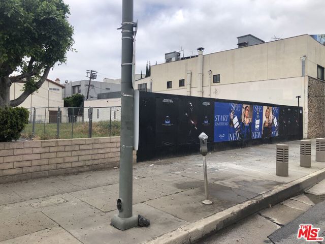1255 S La Cienega Boulevard, Los Angeles CA: https://media.crmls.org/mediaz/cd928c4f-77d1-47d2-9dbe-ca338325dd2f.jpg