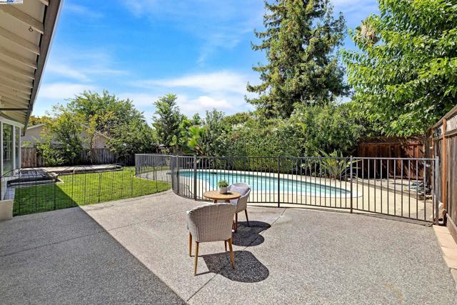 5041 Golden Rd, Pleasanton CA: https://media.crmls.org/mediaz/cd9387e3-c679-49f0-8d6f-919b1f6c7026.jpg