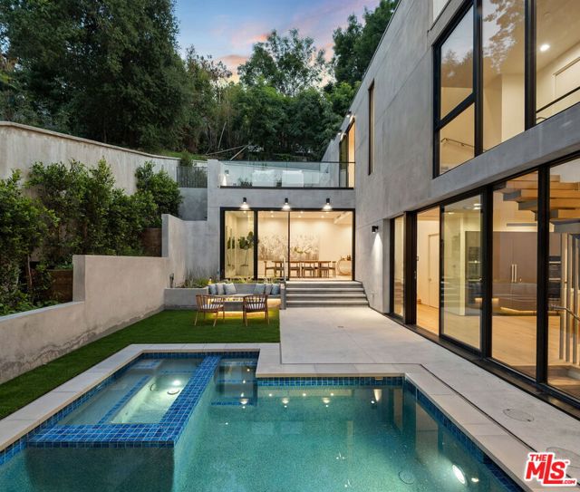 3670 Buena Park Drive, Studio City CA: https://media.crmls.org/mediaz/cd94fee7-9459-4714-b881-0c9d7741be30.jpg