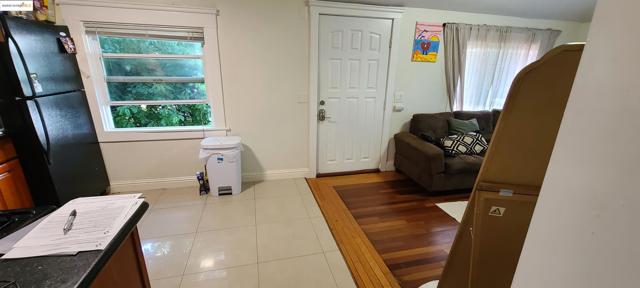 2825 Market St, Oakland CA: https://media.crmls.org/mediaz/cd956b9f-959f-41ae-83a9-833085078607.jpg