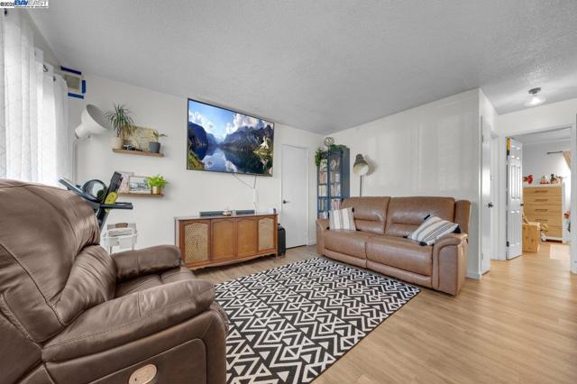1738 7Th St, Berkeley CA: https://media.crmls.org/mediaz/cd95c5f1-06ab-46cf-ab43-6dc6bd360d5c.jpg