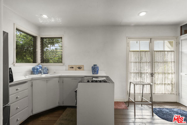 10941 Peach Grove Street, Toluca Lake CA: https://media.crmls.org/mediaz/cd96ba46-8922-42d2-bbd5-46d78ddc22ca.jpg