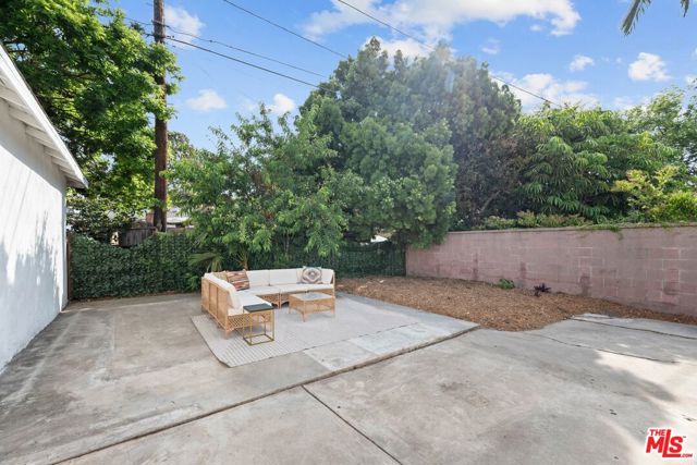 4222 Corinth Avenue, Los Angeles CA: https://media.crmls.org/mediaz/cd96e4ab-74c9-41f1-9bbd-100b646472e4.jpg