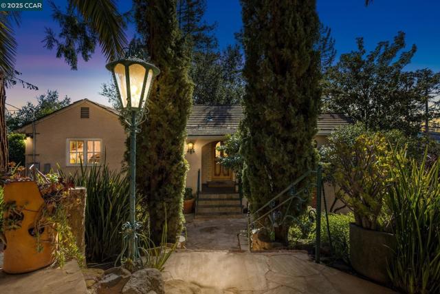 40 Las Palomas, Orinda CA: https://media.crmls.org/mediaz/cd96f231-17fe-4f72-9301-6a88228abb7a.jpg