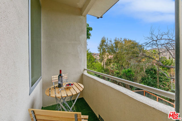 1876 Lookout Road, Malibu CA: https://media.crmls.org/mediaz/cd970d95-d725-48a7-947c-367bf46911d3.jpg