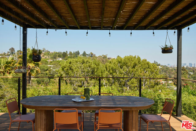 886 Teakwood Road, Los Angeles CA: https://media.crmls.org/mediaz/cd970e06-a12e-4f15-948f-c4146d1a4a75.jpg