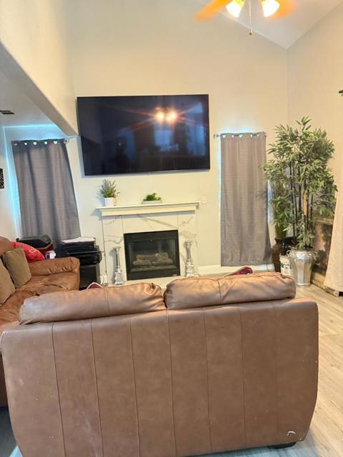 675 Pinot Noir Court, Los Banos CA: https://media.crmls.org/mediaz/cd97f3bd-06ff-4439-b2ca-843e8471213c.jpg