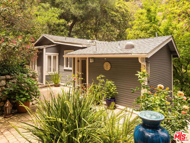 8162 Kirkwood Drive, Los Angeles CA: https://media.crmls.org/mediaz/cd980d41-0b6c-4501-9b03-137b9894fcf0.jpg