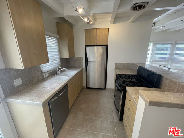 516 N San Vicente Boulevard, West Hollywood CA: https://media.crmls.org/mediaz/cd9959bf-c11d-4754-9a0c-b4db2948aaa8.jpg