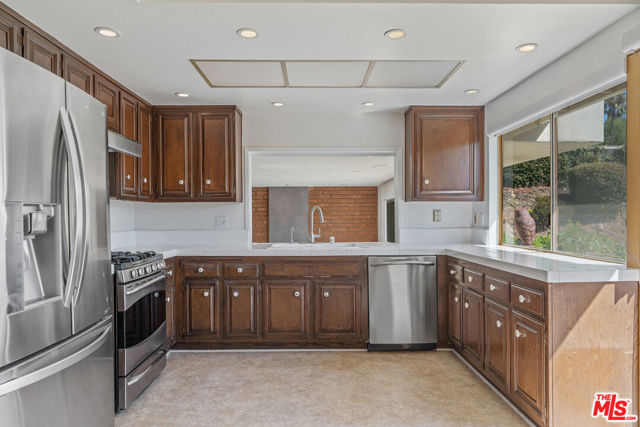 1943 Stonesgate Street, Westlake Village CA: https://media.crmls.org/mediaz/cd99c319-0030-4e46-b071-e3c682d593fc.jpg