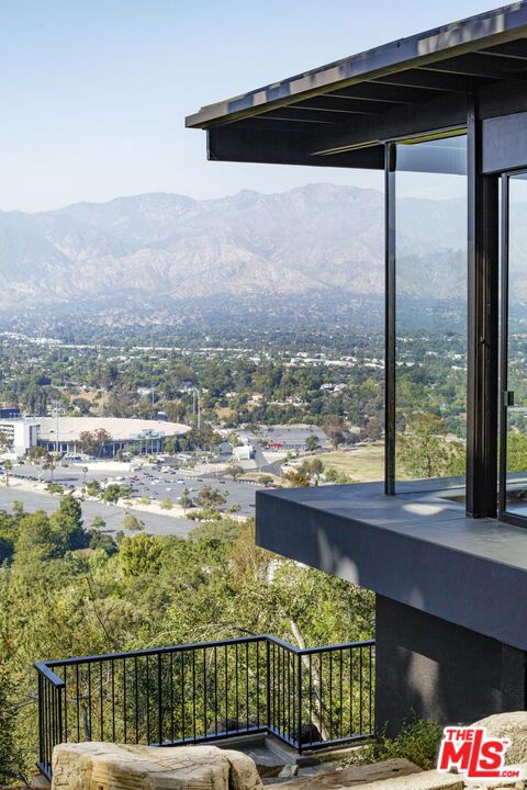 1100 Paso Alto Drive, Pasadena CA: https://media.crmls.org/mediaz/cd99e0cf-a81e-4de3-94eb-33997067bc60.jpg