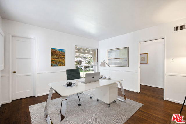 15519 Huston Street, Encino CA: https://media.crmls.org/mediaz/cd9a1995-802f-43a1-9ec4-adcc868eb4b3.jpg