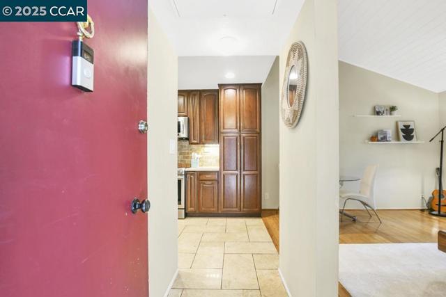 2708 Oak Rd, Walnut Creek CA: https://media.crmls.org/mediaz/cd9ad0eb-f2a1-4730-b0d8-c05920704222.jpg