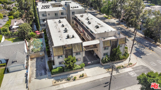 4660 Coldwater Canyon Avenue, Studio City CA: https://media.crmls.org/mediaz/cd9ae41d-fdf6-4974-8bc3-1a6b2af4d433.jpg