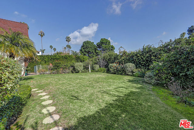 322 N June Street, Los Angeles CA: https://media.crmls.org/mediaz/cd9bcf45-5154-49e3-b66b-478383b85881.jpg