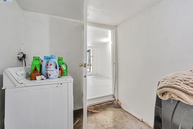 2530 Market St, Oakland CA: https://media.crmls.org/mediaz/cd9be3c2-1324-42d2-9a90-e5515be1892d.jpg